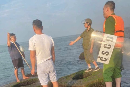 Kịp thời cứu người đàn ông cầm dao dọa tự sát, nhảy xuống biển