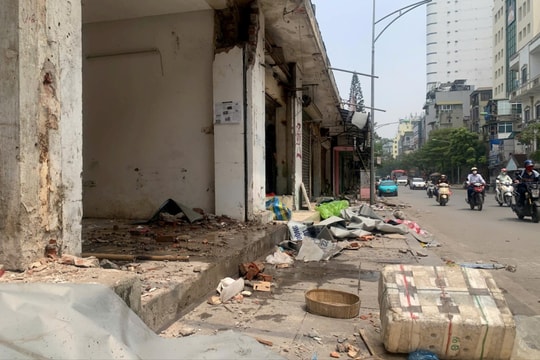 Dỡ bỏ dãy ki ốt bán quần áo dọc phố Lê Duẩn