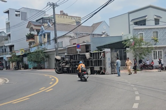 Xe tải lật ngang giữa đường, tài xế may mắn thoát chết