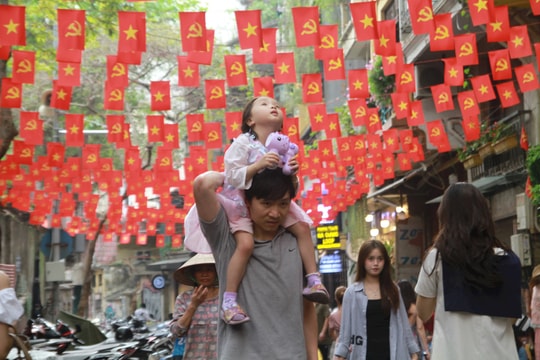 Rực rỡ cờ hoa khắp phố phường Hà Nội