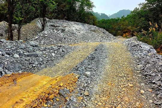 Tuyên Quang: Đá thải không rõ nguồn gốc tập kết tại nghĩa trang Đồng Râm