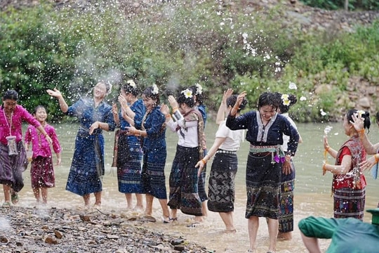 Tưng bừng Tết té nước Bun Huột Nặm