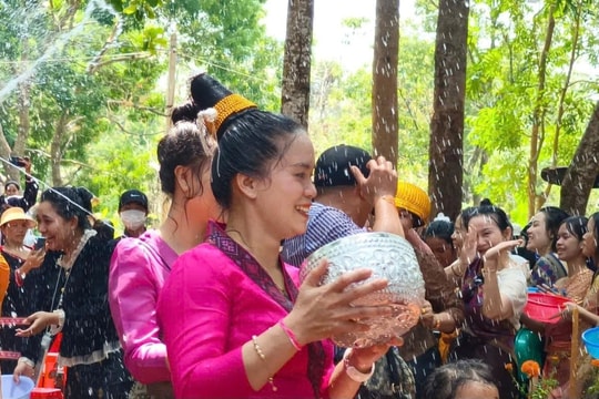 Tưng bừng Tết Lào, rực rỡ ngày hội văn hóa các dân tộc