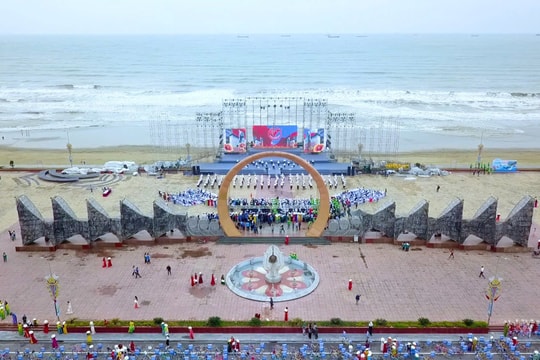 Hàng nghìn người chung tay bảo vệ môi trường, làm sạch phố biển Cửa Lò