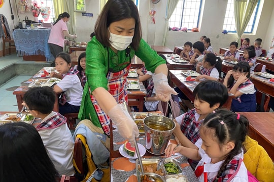 Bữa ăn học đường cần minh bạch hơn lời giải thích