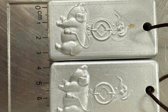 Phát hiện du khách giấu kim loại nghi vàng khi nhập cảnh