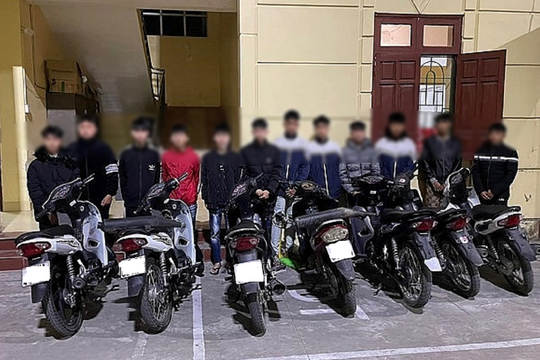 Nhóm thanh niên đi xe tốc độ cao, ném vỏ chai vào người đi đường