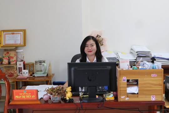 Nữ Thư ký Tòa án tận tụy trong công việc