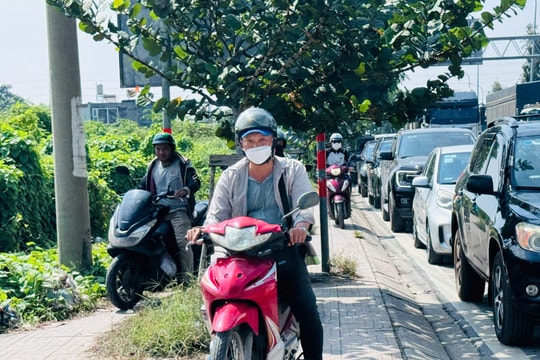 CSGT TP.HCM phạt hơn 1.000 xe máy đi trên vỉa hè