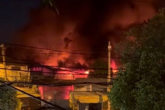 Cháy kho hàng lúc rạng sáng ở TP.HCM