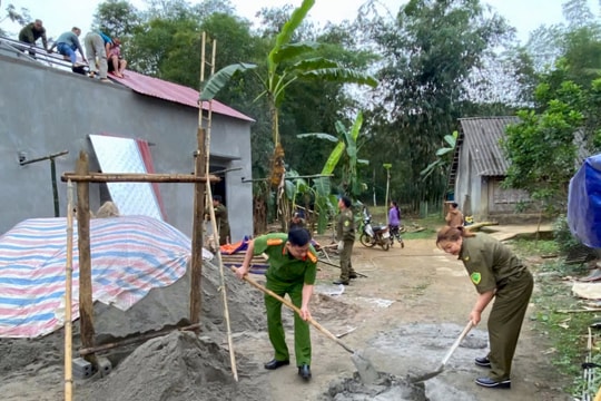 Công an xã tiếp sức xây nhà cho hộ nghèo