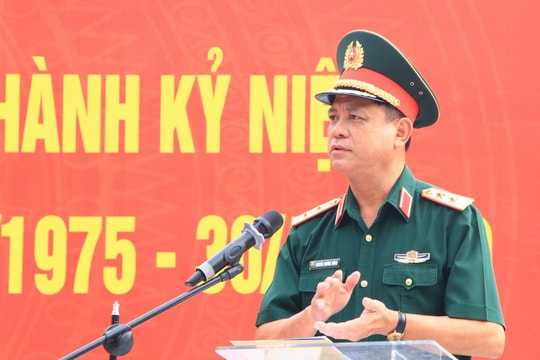 Tư lệnh Quân khu 7 thăm, tặng quà lực lượng CAND