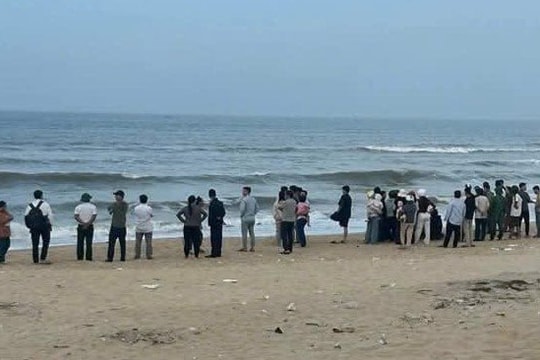 Học sinh lớp 7 bị sóng cuốn mất tích ở Huế