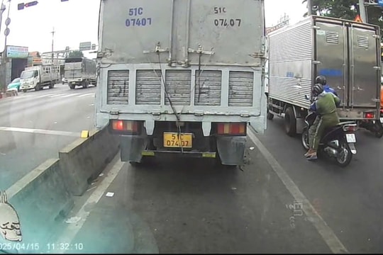 Tông vào đuôi xe tải vì đèn tín hiệu đột ngột chuyển màu