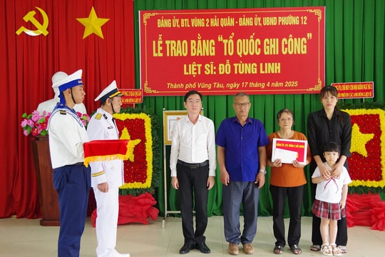 Vùng 2 Hải quân trao bằng “Tổ quốc ghi công” cho thân nhân liệt sỹ