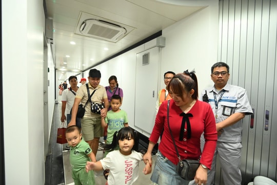 Nhà ga T3 sân bay Tân Sơn Nhất đón những vị khách đầu tiên