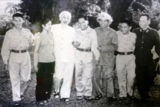 Anh hùng khuất đỉnh non xanh