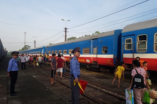 Đường sắt tiếp tục tăng chuyến, đoàn tàu phục vụ nghỉ lễ 30/4 - 1/5