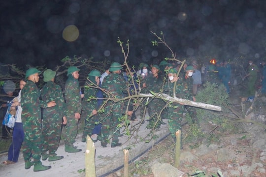 Gần 300 người xuyên đêm dập lửa