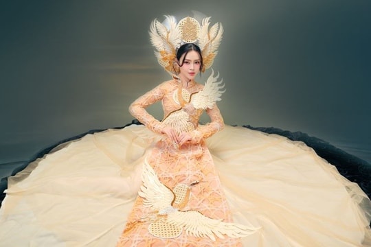 Hoa hậu Lý Kim Thảo hoá “mẹ cò”, diện áo dài làm từ 200m vải