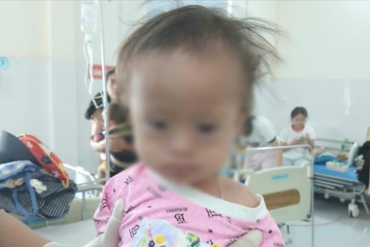 Phát hiện cháu bé 2 tuổi bị bỏ rơi cùng với mẩu giấy trong người tại bệnh viện
