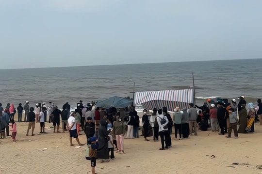 Tìm thấy thi thể học sinh lớp 7 bị sóng cuốn trôi khi đi tắm biển