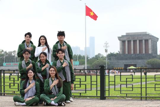 Giới trẻ Hà Nội check-in quanh Lăng Bác trước kỳ nghỉ lễ 30/4