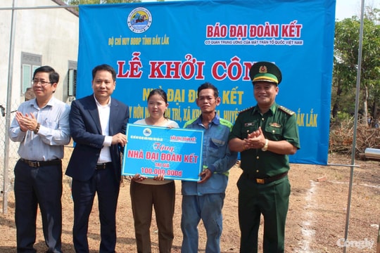 Xây dựng nhà Đại đoàn kết tặng hộ nghèo vùng biên