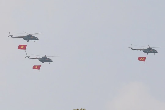 Lần đầu máy bay thả cờ trên bầu trời TP.HCM