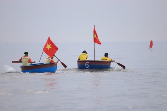 Giải đua thuyền mủng chào mừng du lịch biển Cửa Lò 2025