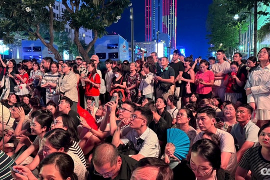 Biển người vây kín trụ sở HĐND & UBND TP.HCM thưởng thức bữa tiệc ánh sáng
