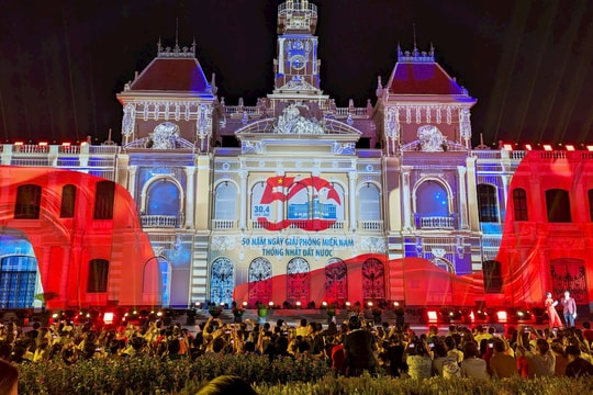 Mãn nhãn với bữa tiệc ánh sáng, pháo hoa mừng Đại lễ 30/4 ở TP.HCM