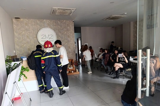 Một người nước ngoài bị mắc kẹt trong thang máy