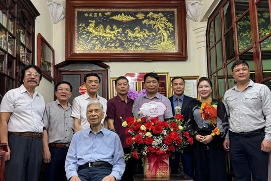 Nguyên Phó Chủ tịch Quốc hội Đặng Quân Thụy nhận huy hiệu 80 năm tuổi Đảng