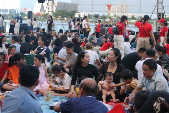 TP.HCM bắn pháo hoa sớm mừng 30/4, khu vực trung tâm nhộn nhịp