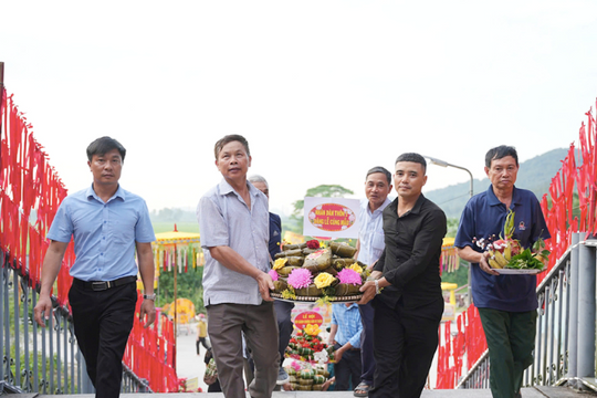 Hội thi gói bánh chưng, kéo co ở đền Thánh Mẫu