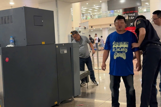 Tạm giữ người nước ngoài nghi vận chuyển trái phép 1kg vàng