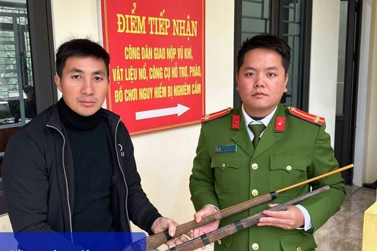 Người Mông ở Pù Nhi tự nguyện giao nộp súng tự chế