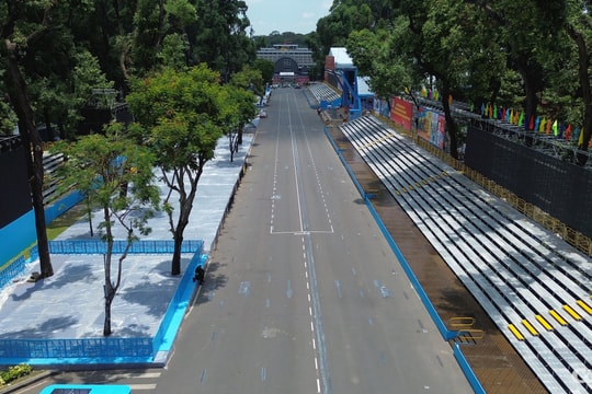 Toàn cảnh khán đài hơn 5.000 chỗ phục vụ Đại lễ 30/4 ở TP.HCM