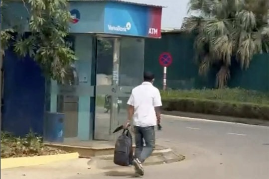 Điều tra, truy bắt nghi phạm cầm dao cướp ngân hàng ở Hà Nội