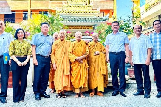 Trung tướng Lê Hồng Nam và đoàn công tác tri ân các tấm gương tiêu biểu của TP.HCM