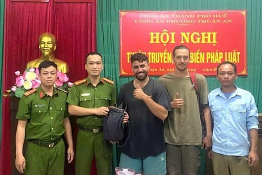 Giúp đỡ du khách nhận lại hộ chiếu và tài sản đánh rơi