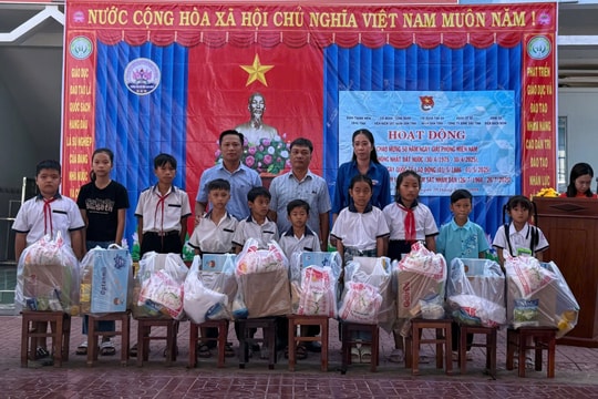 Chi đoàn TAND tỉnh Cà Mau trao quà cho học sinh nghèo