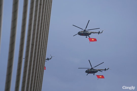 Trực thăng thả cờ, tiêm kích nhào lộn trên bầu trời TP.HCM