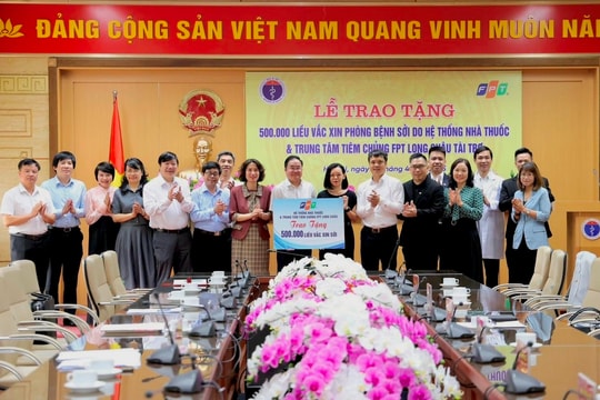 Bộ Y tế tiếp nhận 500.000 liều vắc xin sởi do FPT Long Châu trao tặng
