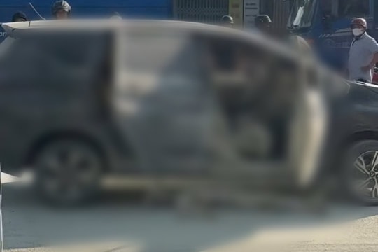 Hai người tử vong sau khi ô tô bốc cháy