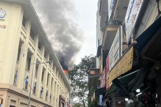 Hỏa hoạn bùng phát cạnh trường tiểu học tại quận Hoàn Kiếm