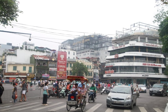 Chuyển đồ đạc khỏi tòa nhà 'Hàm cá mập' để chuẩn bị phá dỡ