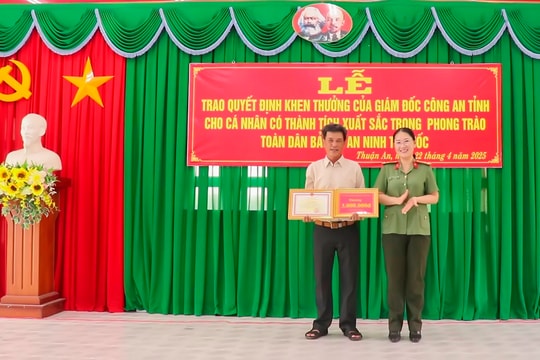 Khen thưởng tài xế xe ôm mưu trí chở đối tượng giết người vào trụ sở Công an