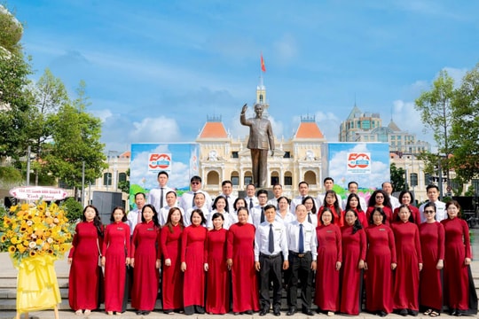 TAND Quận 8 dâng hoa tại Tượng đài Chủ tịch Hồ Chí Minh